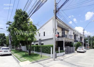 Modern townhouse with well-maintained garden