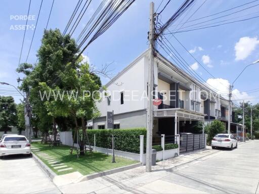 Modern townhouse with well-maintained garden