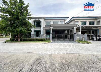 Modern residential building with two floors and a driveway