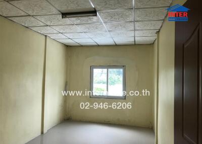 Unfurnished bedroom with a single window