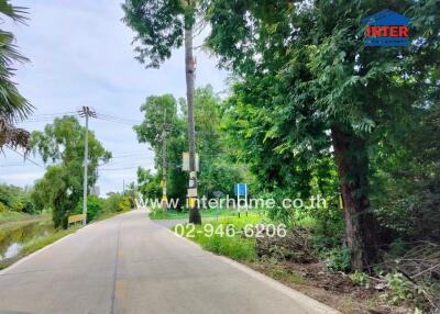 Property surroundings with greenery and a road