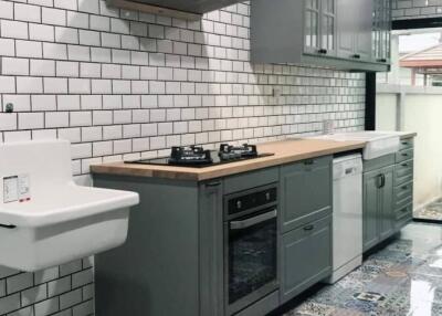 modern-kitchen-with-tiled-backsplash-and-decorative-floor