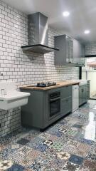 modern-kitchen-with-tiled-backsplash-and-decorative-floor