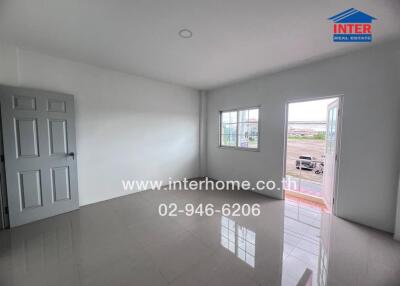 Unfurnished room with tiled floor and a window