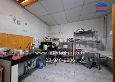 Standard kitchen with various appliances and storage shelves