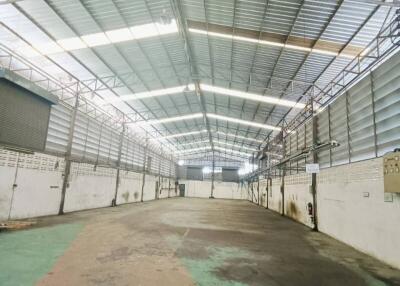 Spacious warehouse with high ceilings and ample lighting