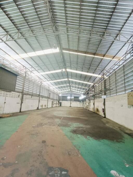 Spacious warehouse with high ceilings and ample lighting