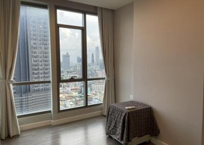 Room with large window and city view