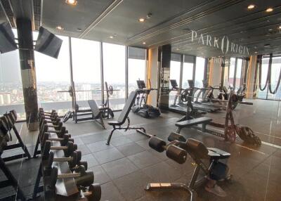 Well-equipped gym with city view