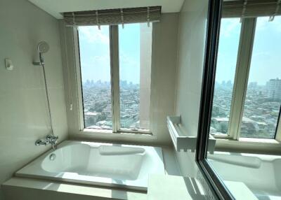 Bathroom with bathtub and city view