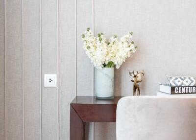 Decorative corner with flowers and books in the living area