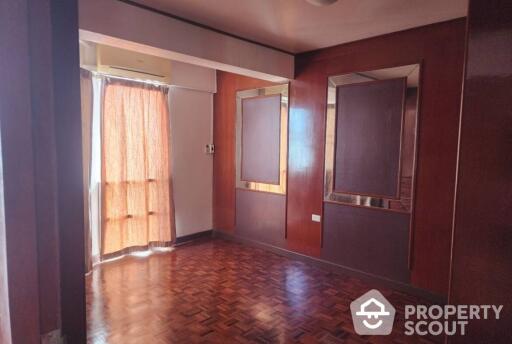 2-BR Condo near MRT Sam Yot