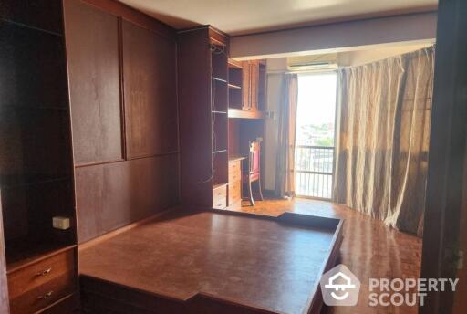 2-BR Condo near MRT Sam Yot