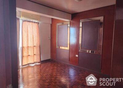 2-BR Condo near MRT Sam Yot