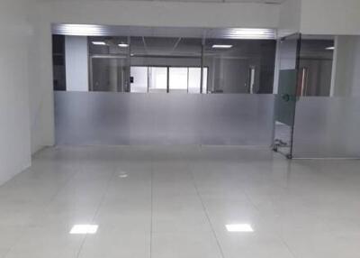 Commercial for Rent in Si Lom