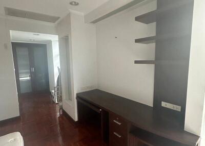 1-BR Condo at Baan Somthavil Condominium near BTS Ratchadamri