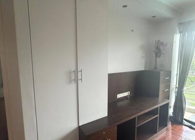 1-BR Condo at Baan Somthavil Condominium near BTS Ratchadamri