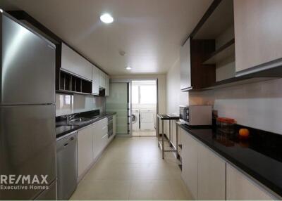 Modern 3-Bed Condo for Rent in Prime Sukhumvit Soi 14 Location