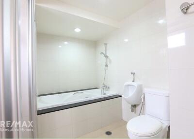 Modern 3-Bed Condo for Rent in Prime Sukhumvit Soi 14 Location