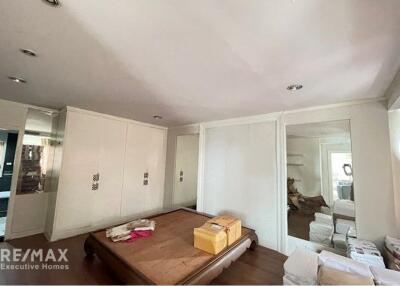 "Luxurious 5-BR Condo in Saichol Mansion, floor 32, Bangkok"