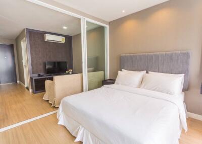 Modern bedroom with double bed, TV and air conditioning