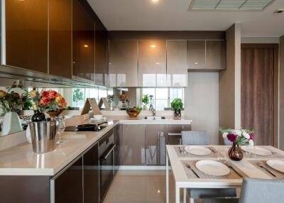 Modern kitchen with dining area