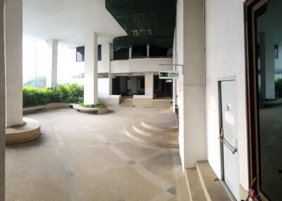 Courtyard with covered area and greenery