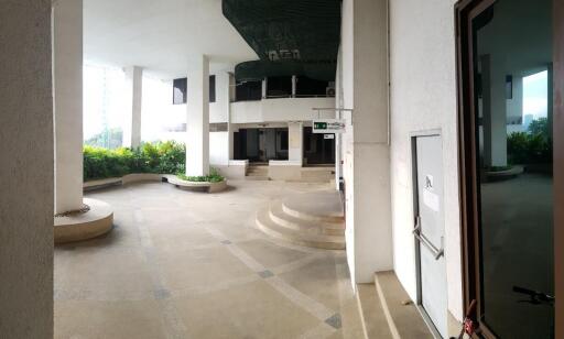 Courtyard with covered area and greenery