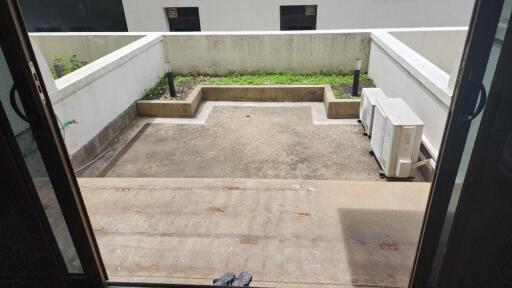 Patio with concrete flooring and wall-mounted air conditioner