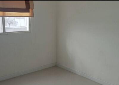 Empty bedroom with a window and blinds