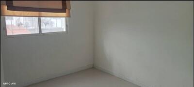 Empty bedroom with a window and blinds