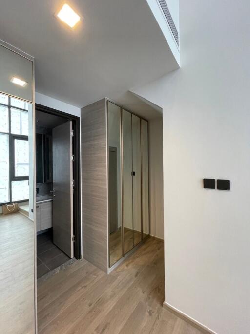 Modern bedroom with mirrored wardrobe and bathroom entrance