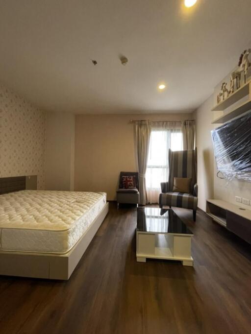 Spacious bedroom with double bed and seating area