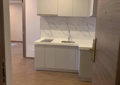 Modern kitchen with white cabinets and marble backsplash