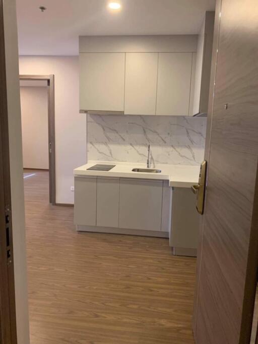 Modern kitchen with white cabinets and marble backsplash