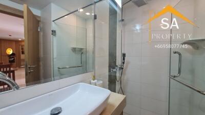 Modern bathroom with a walk-in shower and a basin sink