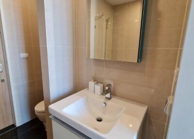 Modern bathroom with sink and wall-mounted mirror