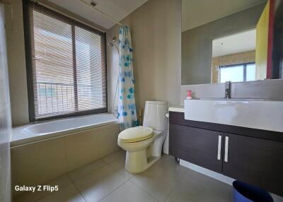 Modern bathroom with a bathtub, toilet, and sink