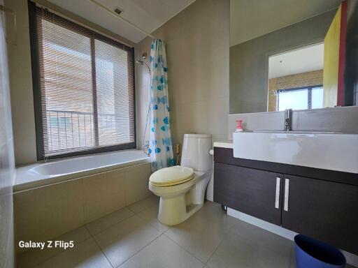 Modern bathroom with a bathtub, toilet, and sink