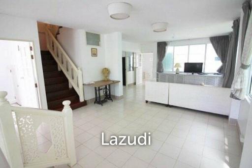 3 Bedroom Townhouse close to the beach