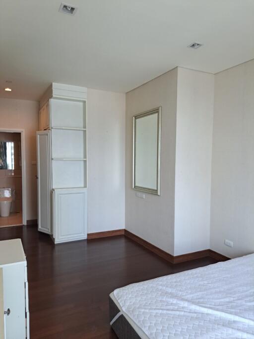 Spacious bedroom with a mirror and closet