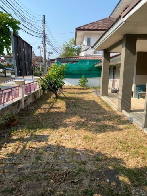 view of outdoor yard area beside house