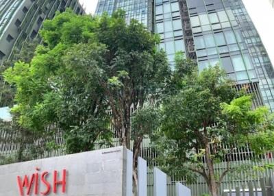 Exterior view of Wish Signature Midtown Siam building