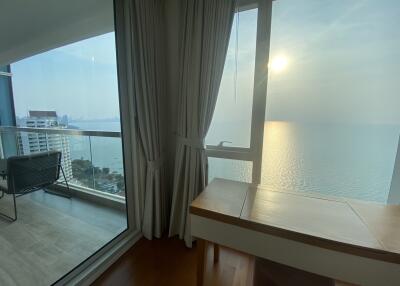 Living area with balcony and sea view