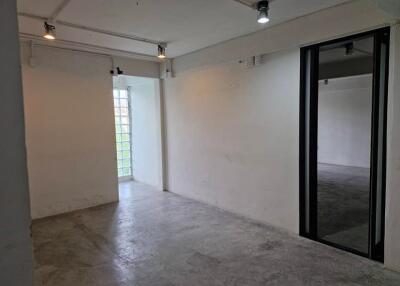 Empty room with concrete floor and mirrored wardrobe