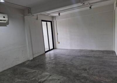 Vacant room with concrete floor and glass door