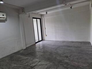 Vacant room with concrete floor and glass door