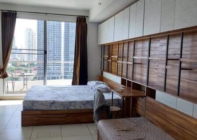 Bedroom with two beds and city view