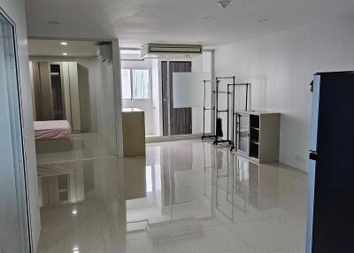 1-BR Condo at I.T.F. Silom Palace Condominium near BTS Chong Nonsi