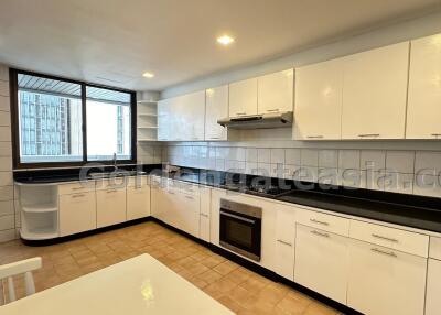 3 Bedrooms Furnished Family Apartment - Sukhumvit 15, Asok BTS